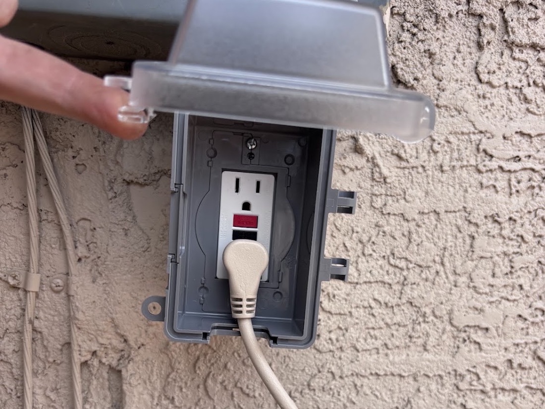 Outdoor GFCI outlet with a weatherproof in-use cover